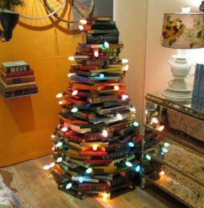 Albero di Natale realizzato con i libri